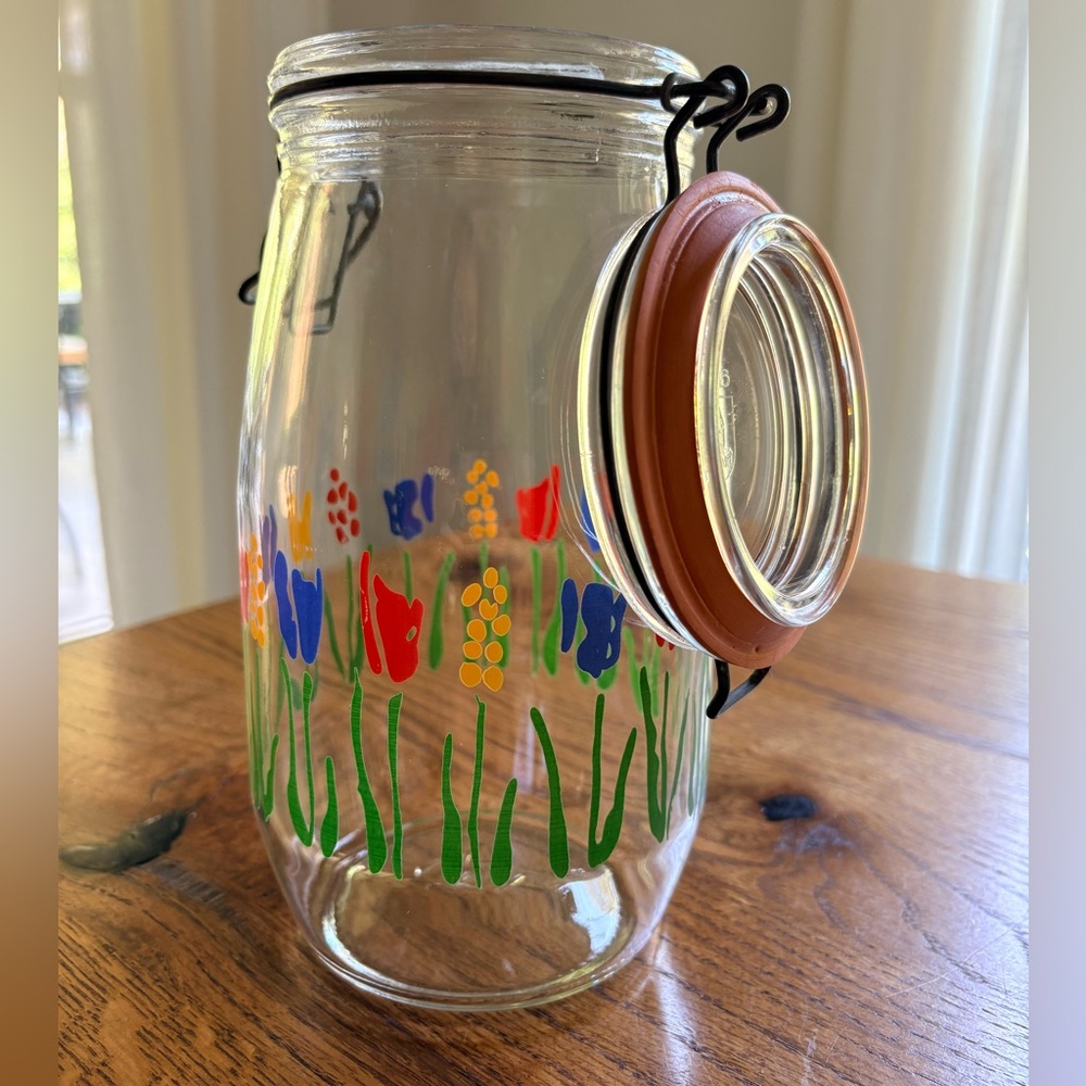 Vintage Arc 1.2L clamp jar with flowers- made in France- ~9 inches - Picture 4 of 16